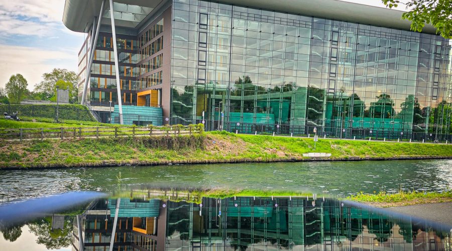 Photographie extérieure de l'Agora, les bureaux du Conseil de l'Europe. Le bâtiment est fait de verre et a une architecture moderne.