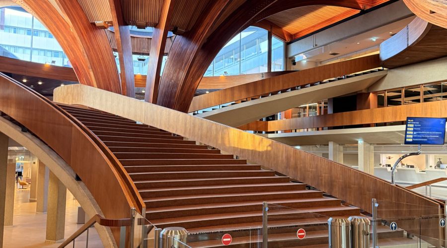 Grand escalier du Conseil de l'Europe, visible dès l'entrée dans le bâtiment.